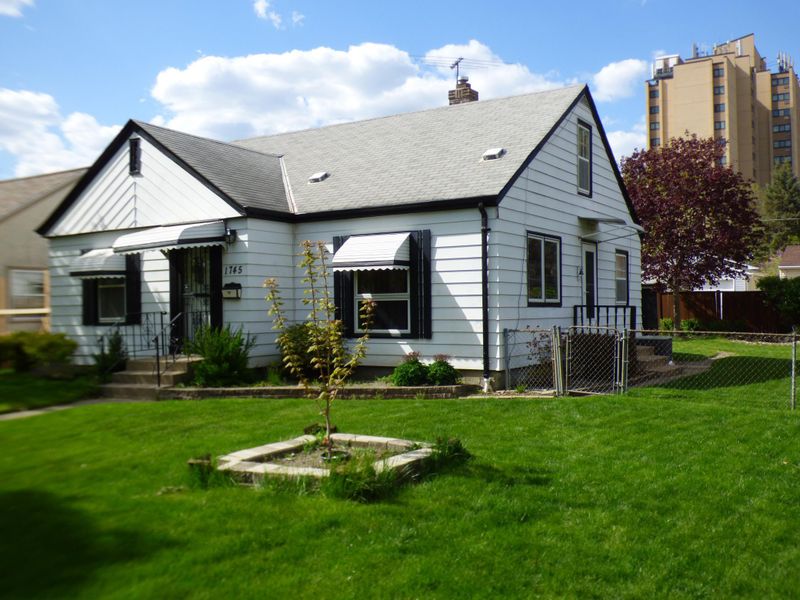 1745 Hoyt Ave E, Saint Paul, MN 55106