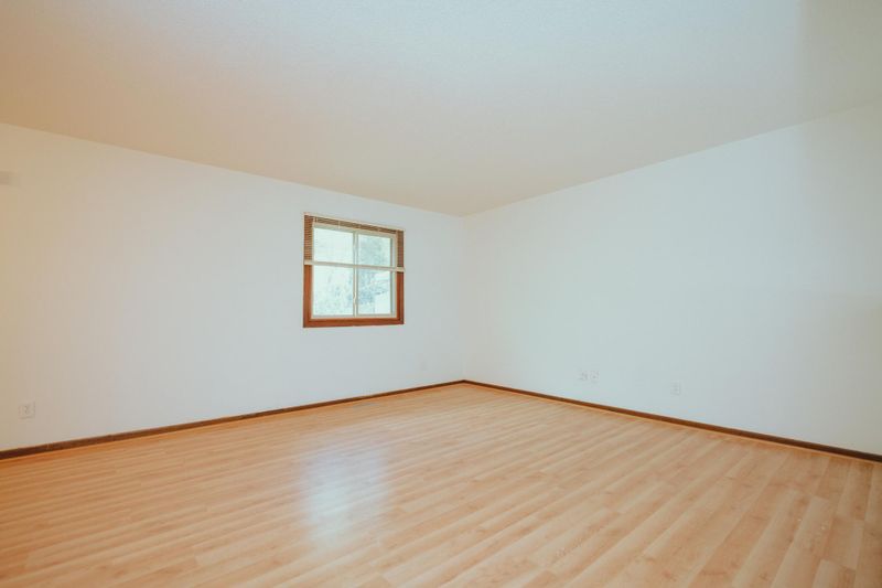 304 Morningside Cir, Saint Paul, MN 55119
