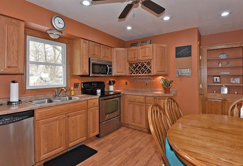 827 3rd St SW, Faribault, MN 55021
