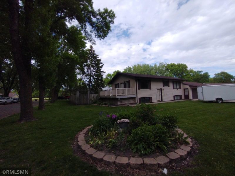 1065 Randall Rd SE, Hutchinson, MN 55350