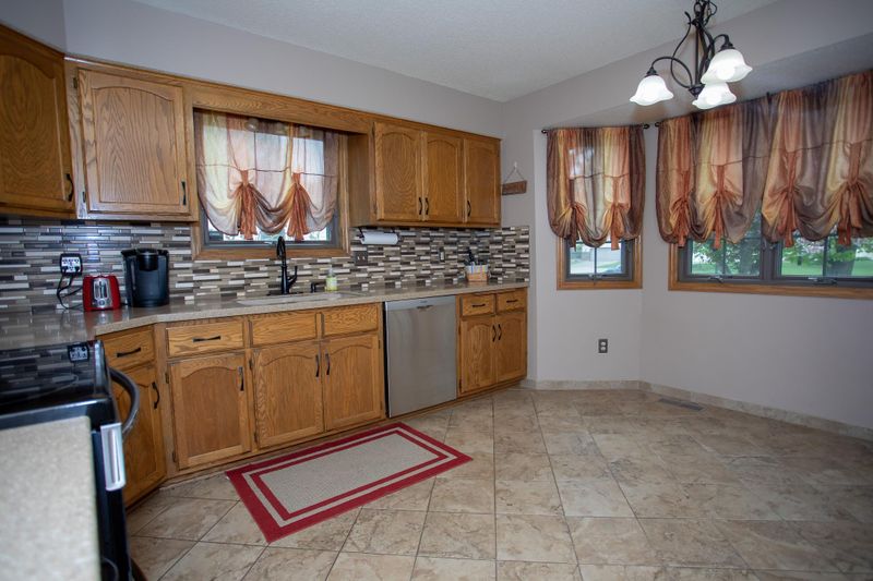2401 Helmo Ave N, Oakdale, MN 55128