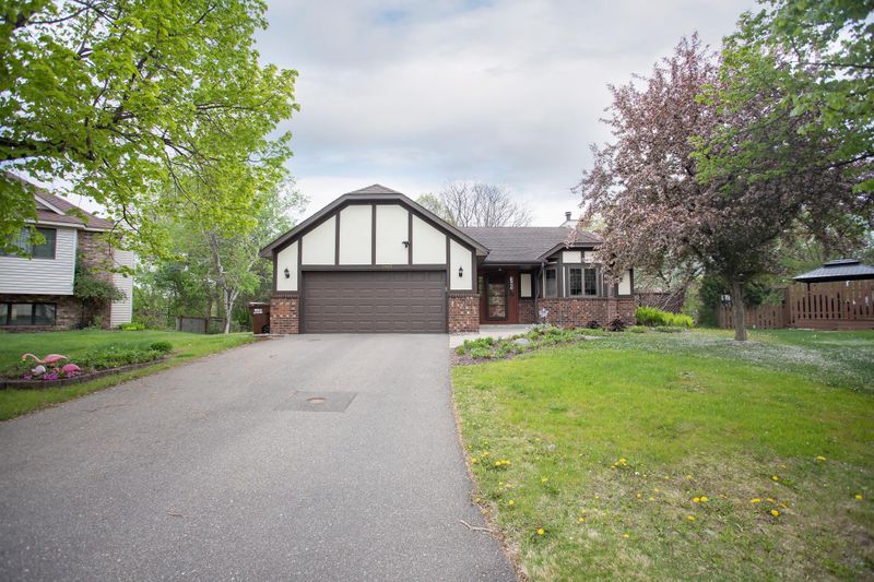 2401 Helmo Ave N, Oakdale, MN 55128