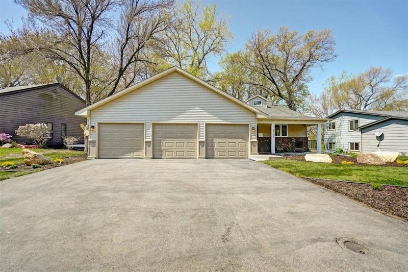 4757 Oak Way, Eagan, MN 55122