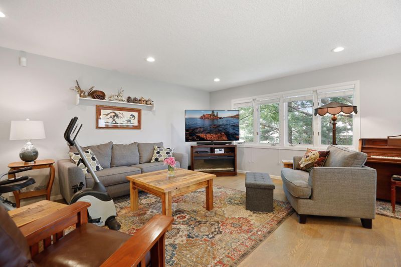 701 Wheaton Ave, Roseville, MN 55113