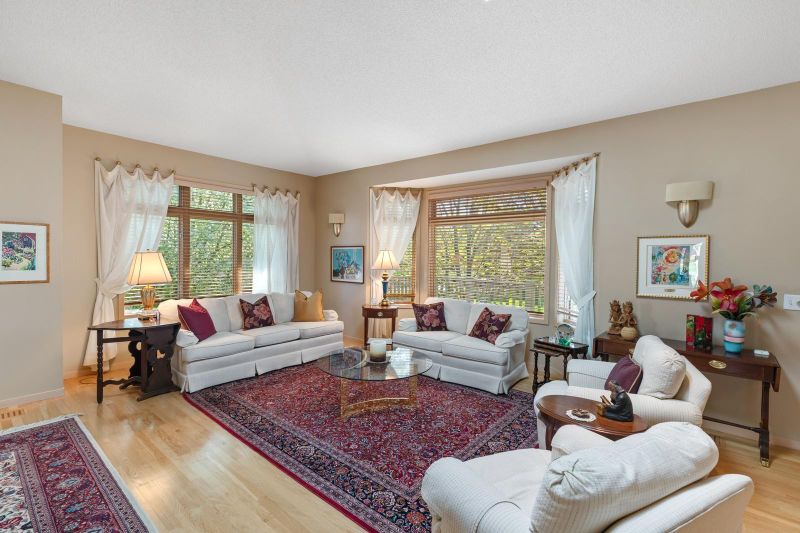 8934 Hilloway Rd, Eden Prairie, MN 55347