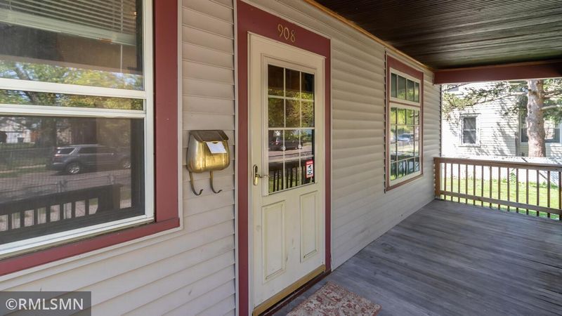 908 Sims Ave E, Saint Paul, MN 55106