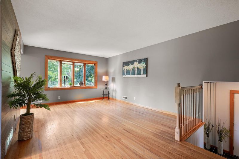 900 Whitney Dr, Apple Valley, MN 55124