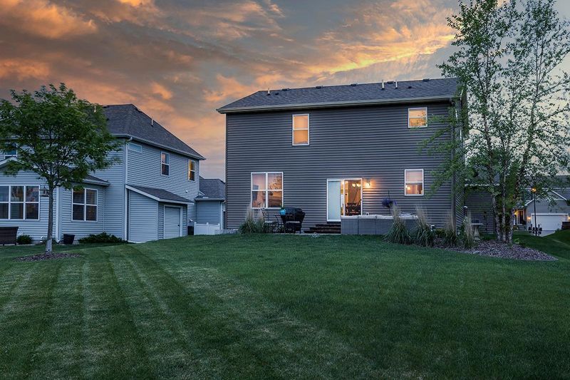940 Oakmont Ln, Waconia, MN 55387