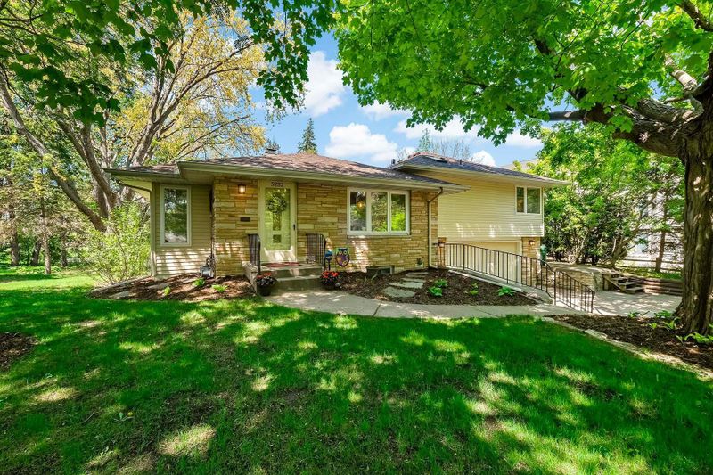 5232 Edenmoor St, Edina, MN 55436