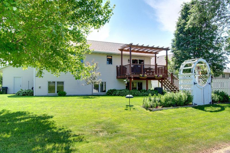 2008 Sunnyview Ln, Northfield, MN 55057