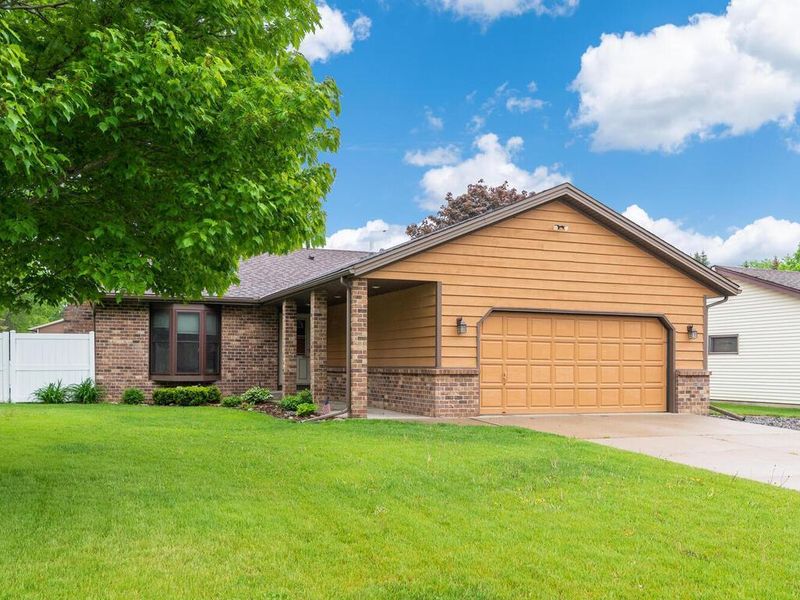 1005 Shawmut St S, Shakopee, MN 55379