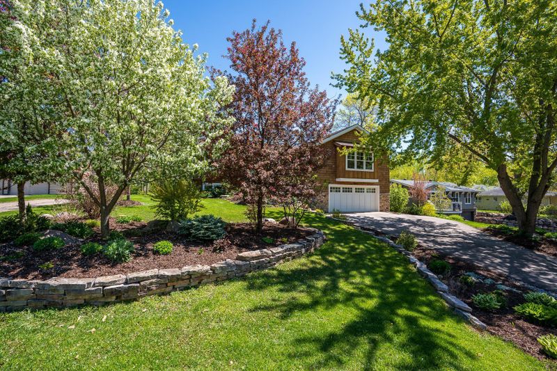 2837 Tanagers Ln, Excelsior, MN 55331