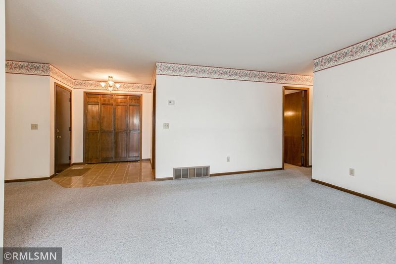 2324 Montana Ave E, Maplewood, MN 55119