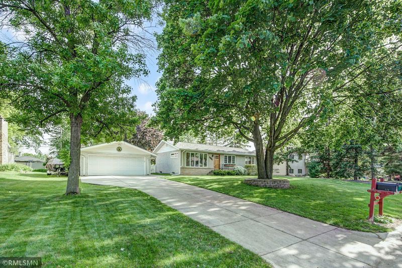 772 Gramsie Rd, Shoreview, MN 55126