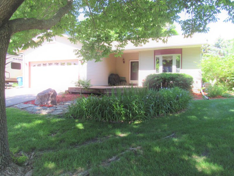 9807 Hemlock Ln N, Maple Grove, MN 55369