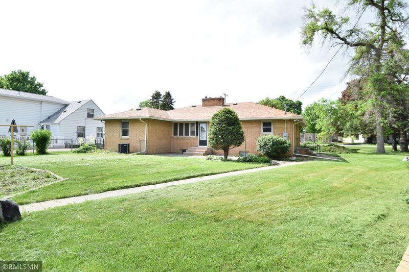 2492 Stillwater Rd E, Maplewood, MN 55119