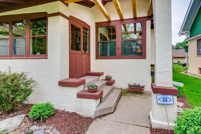 1028 Goodrich Ave, Saint Paul, MN 55105