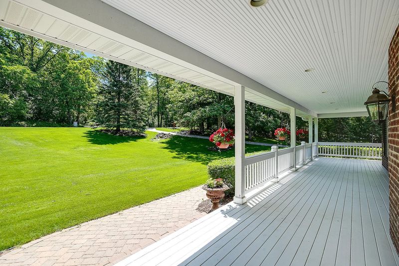 5 Hillcrest Dr, Dellwood, MN 55110