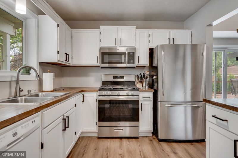 1393 Hickory Trl, White Bear Lake, MN 55110