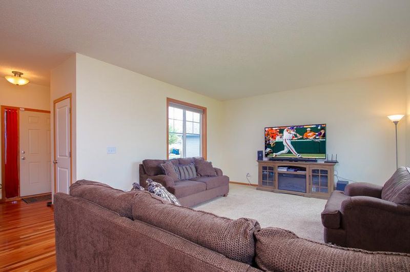 298 Arabian Ave E, Shakopee, MN 55379