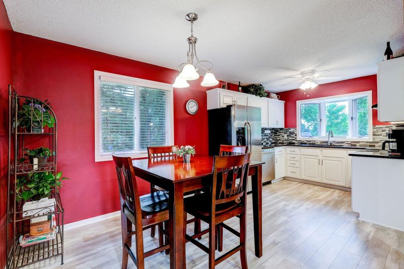 2611 Guthrie Ave N, Oakdale, MN 55128