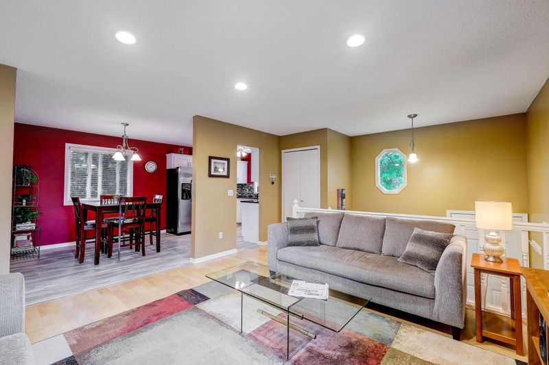 2611 Guthrie Ave N, Oakdale, MN 55128