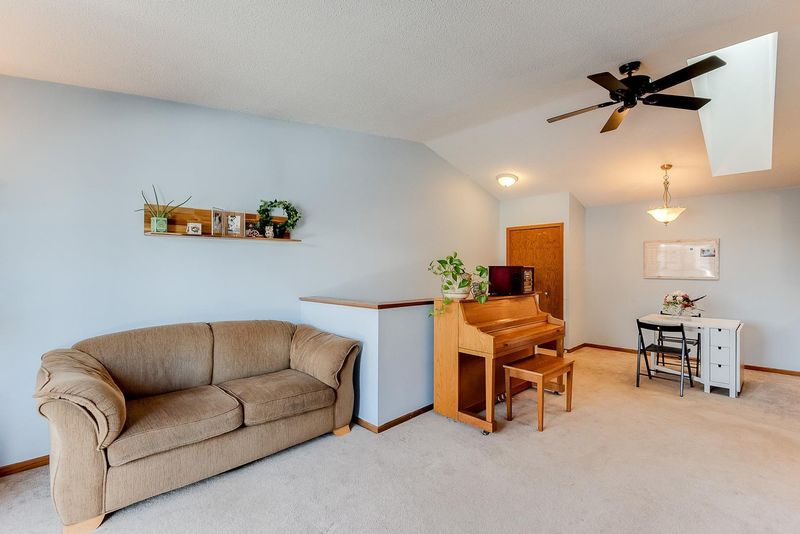 982 Pond View Ct, Vadnais Heights, MN 55127