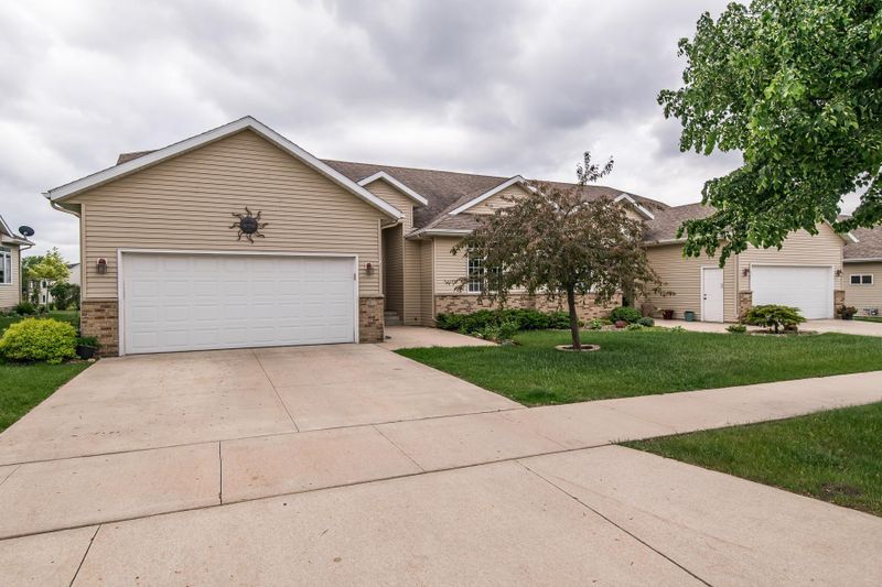 2815 Viola Heights Dr NE, Rochester, MN 55906