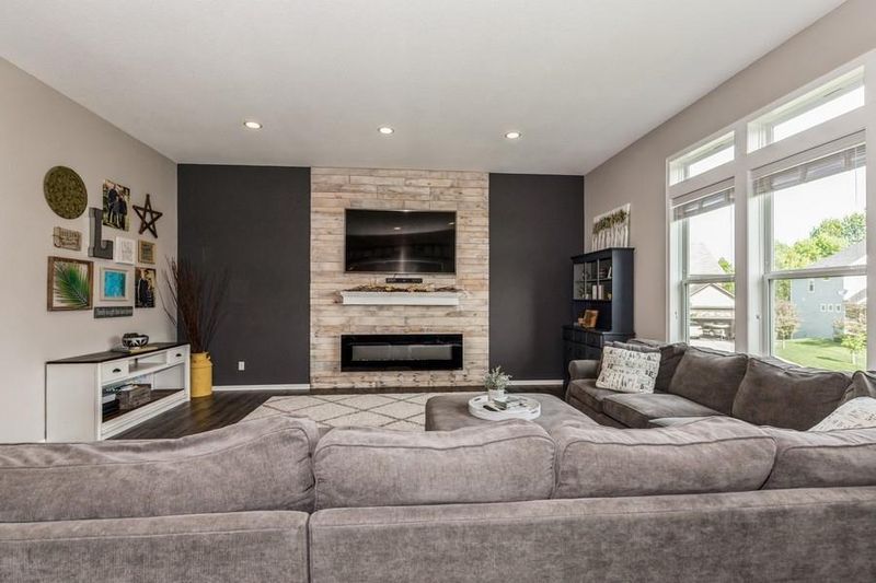 9170 Lakeside Dr, Victoria, MN 55386