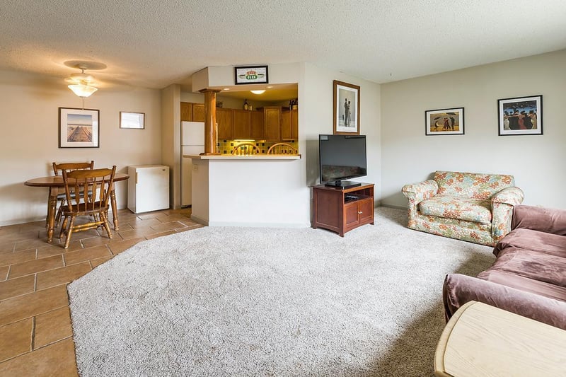 10 E 13th St, Waconia, MN 55387