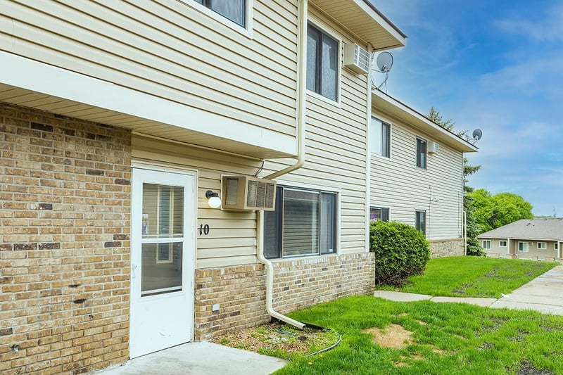10 E 13th St, Waconia, MN 55387