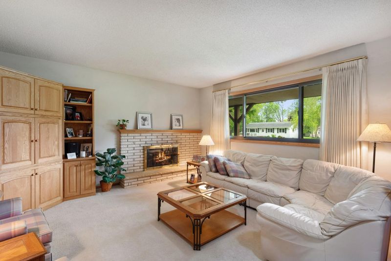 202 W 77th St, Chanhassen, MN 55317