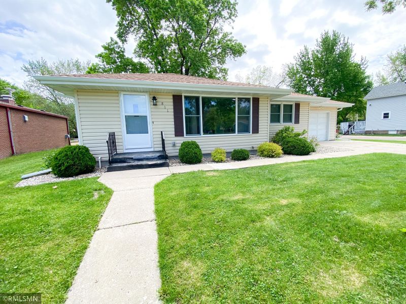 811 N Carver St, Winthrop, MN 55396