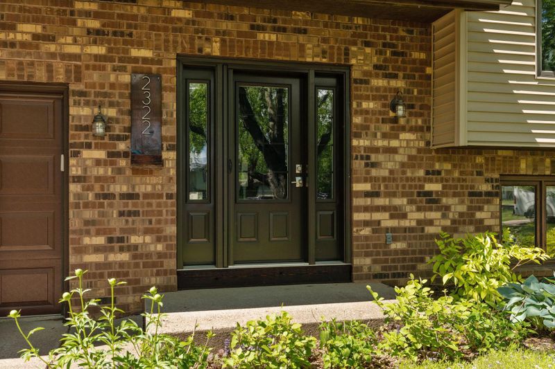 2322 Kings Cir, Woodbury, MN 55125