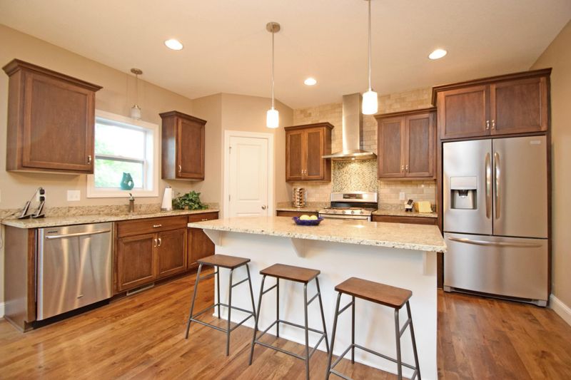 404 Rhode Island Ave N, Golden Valley, MN 55427