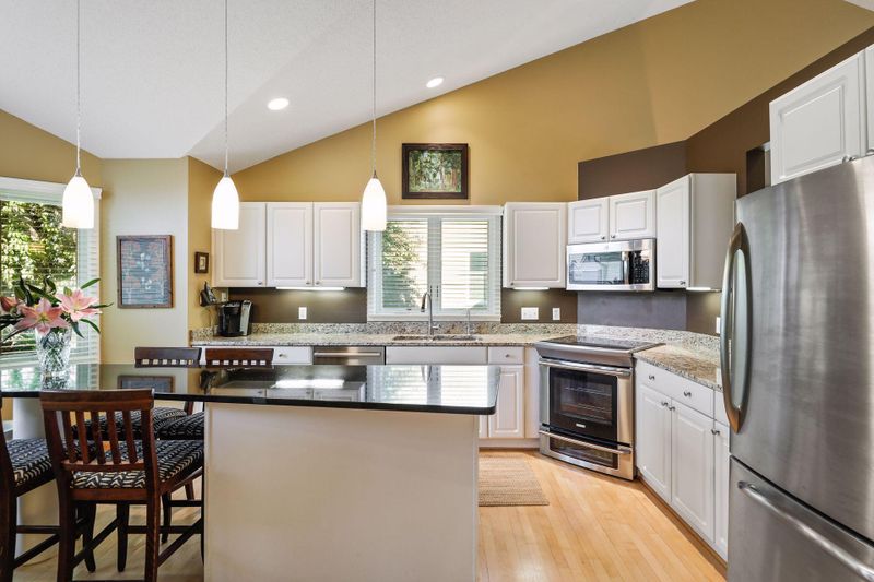 7101 Oak Pointe Curve, Bloomington, MN 55438