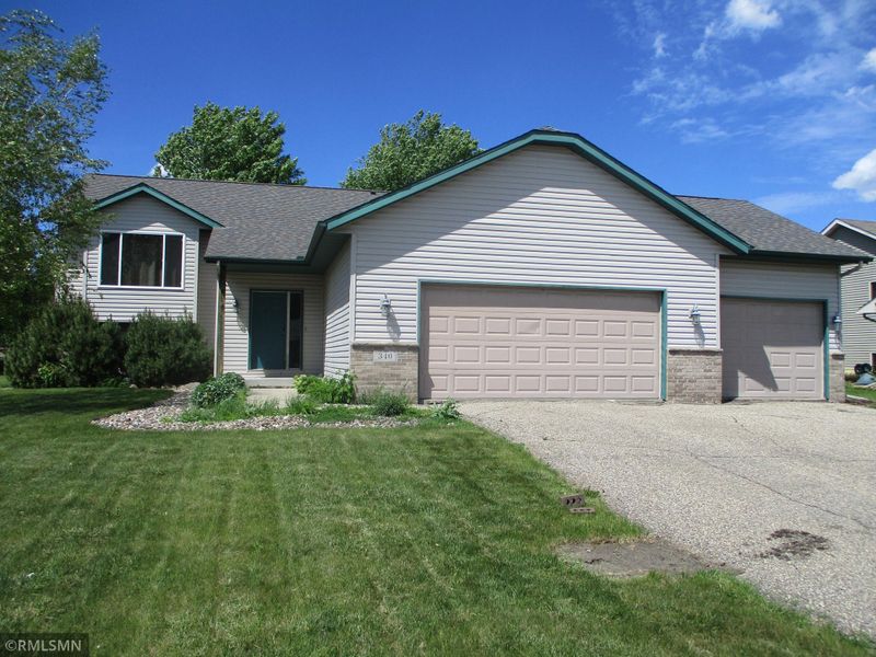 340 E Woodridge Dr, Le Center, MN 56057