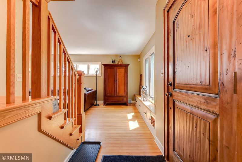 594 Montrose Ln, Saint Paul, MN 55116