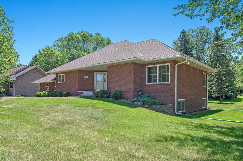 7041 30th St N, Oakdale, MN 55128