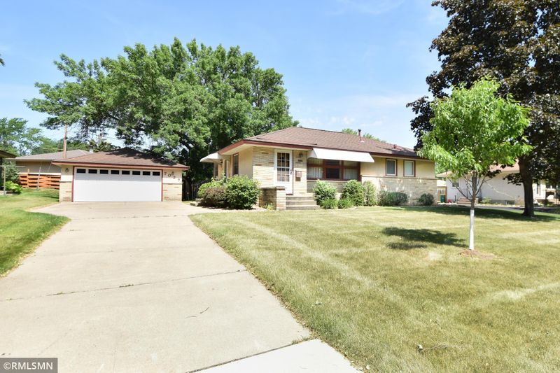 7037 W Palmer Lake Dr, Brooklyn Center, MN 55429