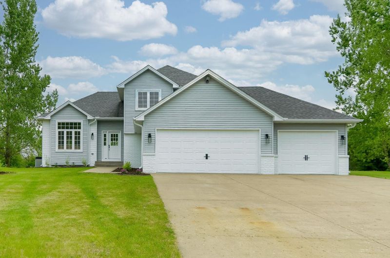 5541 279th St, Wyoming, MN 55092