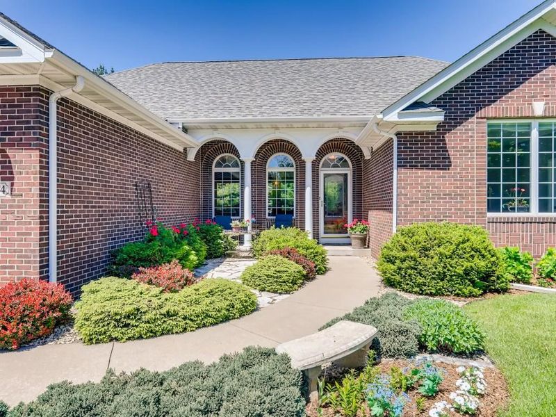 1744 Windsor Dr S, Shakopee, MN 55379