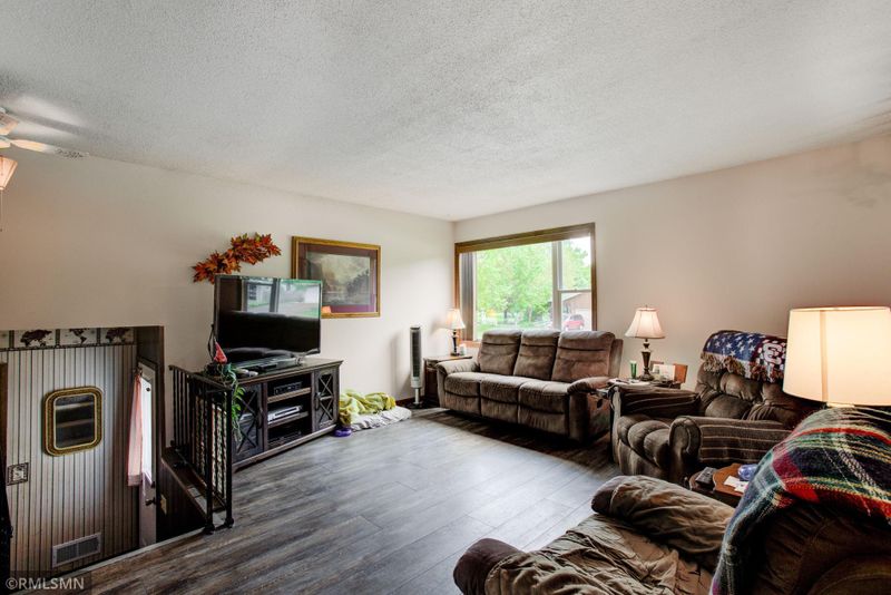 847 Vernon Ave NW, Elk River, MN 55330
