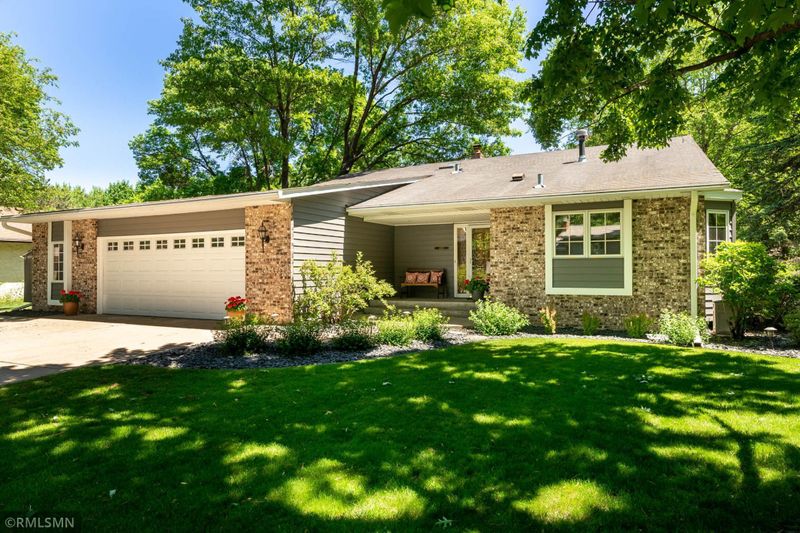 4836 Lakeview Dr, Roseville, MN 55126