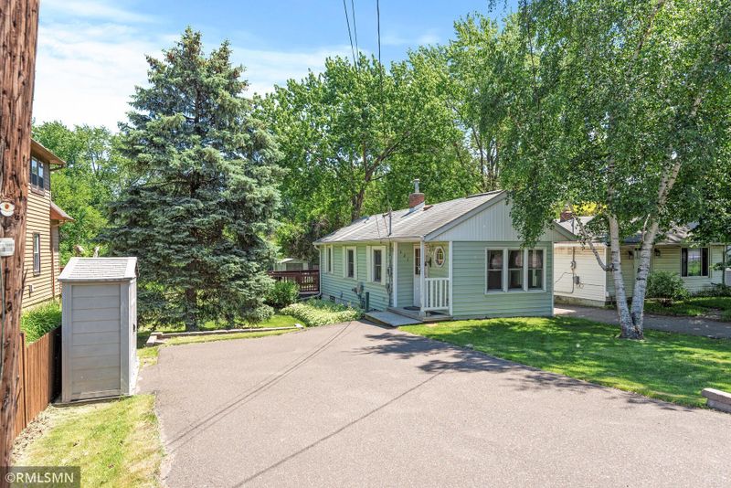 521 Geneva Ave N, Oakdale, MN 55128
