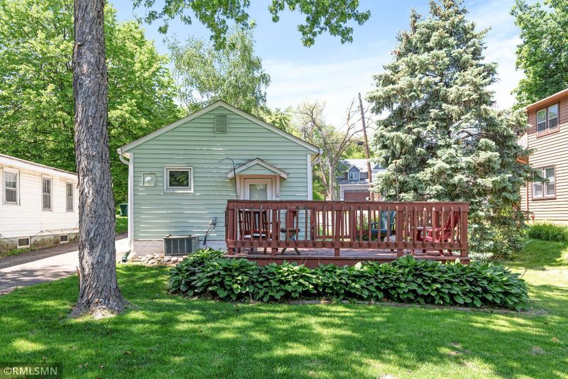 521 Geneva Ave N, Oakdale, MN 55128