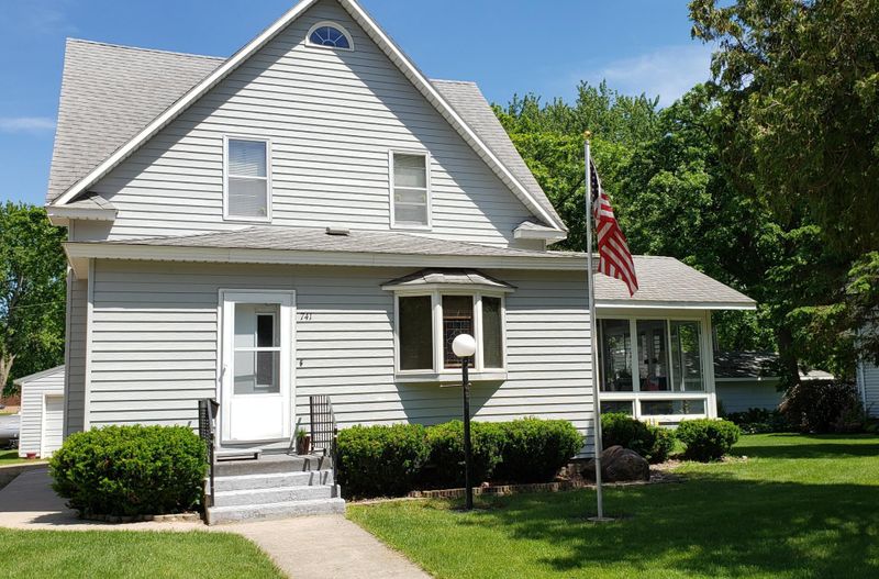 741 2nd Ave SW, Wells, MN 56097