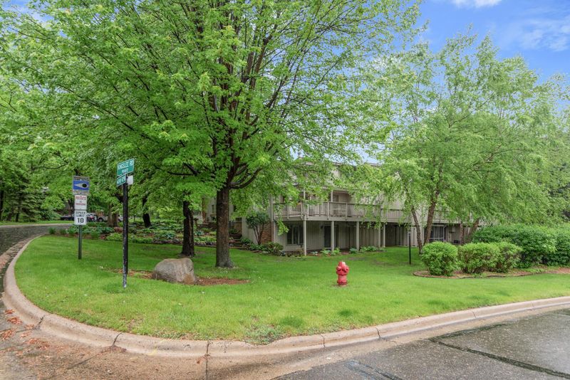 8298 Kingslee Rd, Bloomington, MN 55438