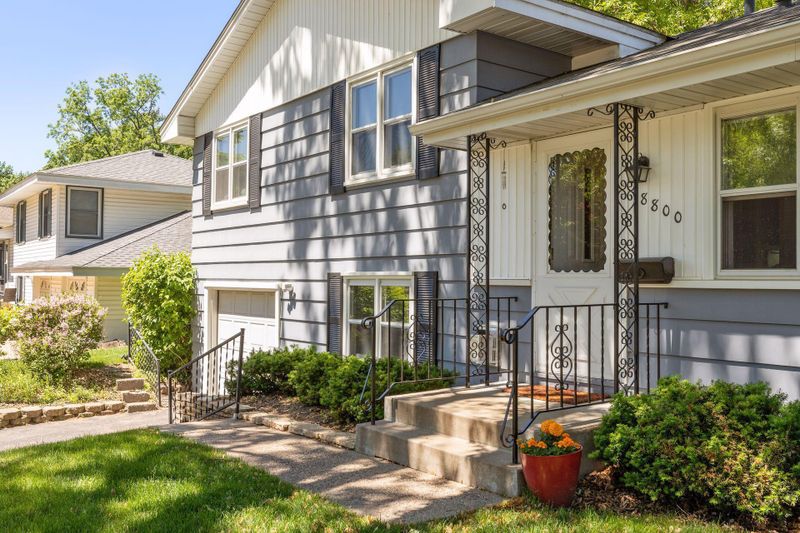 8800 Zenith Rd, Bloomington, MN 55431
