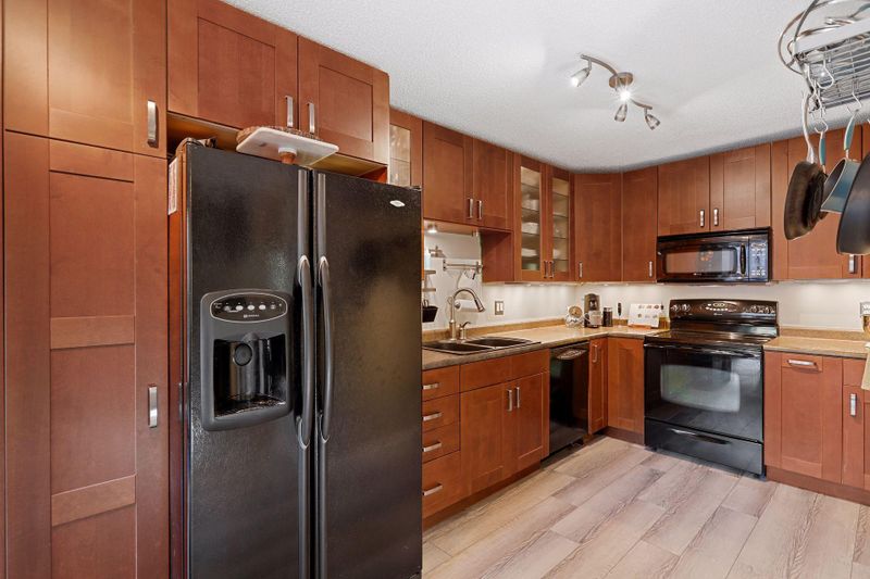 6388 Saint Johns Dr, Eden Prairie, MN 55346